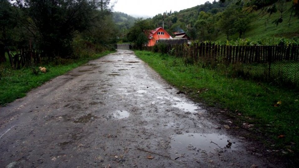 Drum aproape impracticabil spre un sat de lângă Petroșani