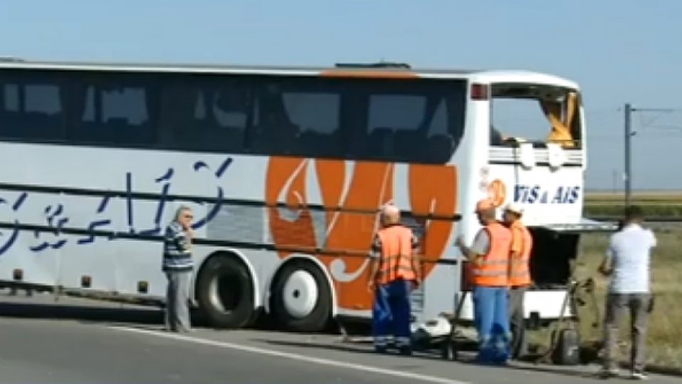 Un autocar cu 50 de persoane, răsturnat pe DN1, la intrarea în Cluj-Napoca
