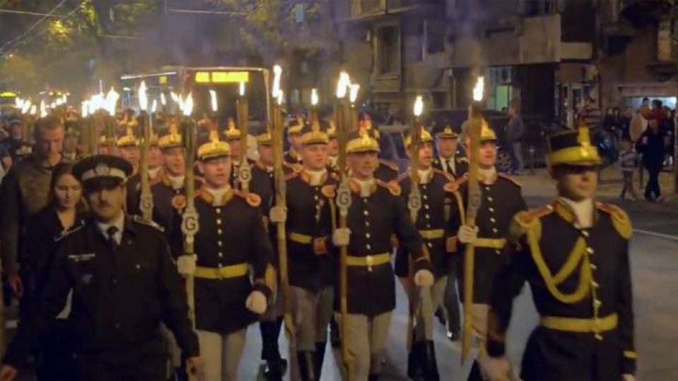 Retragerea cu torţe a încheiat ceremoniile consacrate Zilei Armatei Române