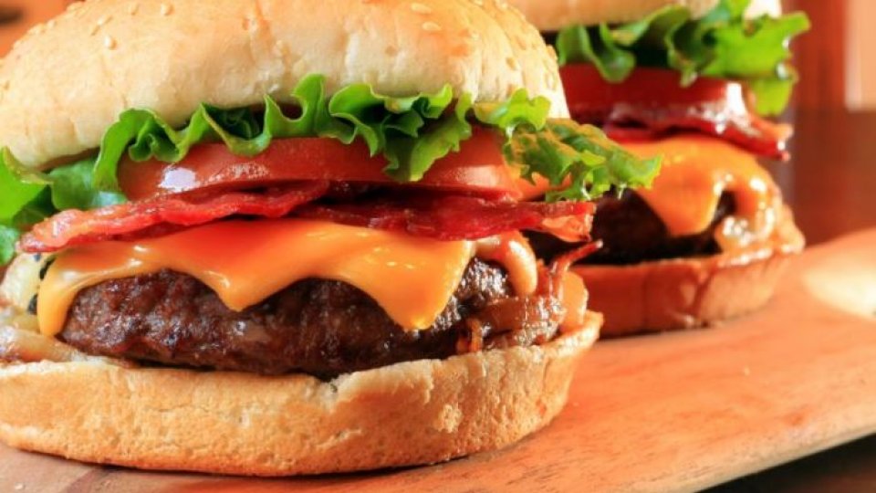 Consumul zilnic de cârnați "mărește șansa de apariție a cancerului"