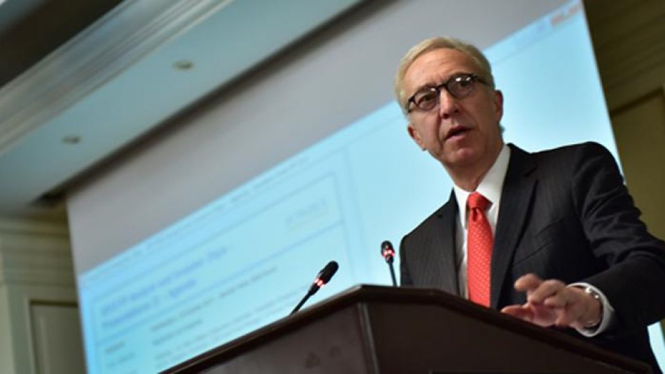 România putea construi autostrăzi "cu banii furaţi de corupţi"