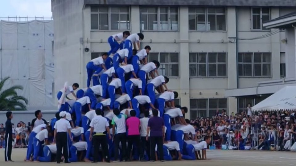 Video: Piramidă umană din 150 de copii cu final nefericit