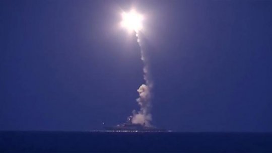 Nave militare ruseşti au lansat rachete asupra poziţiilor Statului Islamic
