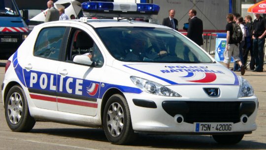 Poliția franceză urmărește o mașină în care se află patru bărbați înarmați