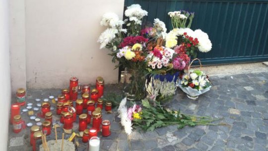 Sute de români au adus un omagiu victimelor atentatelor de la Paris