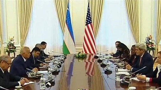 John Kerry se află într-un turneu în Asia Centrală