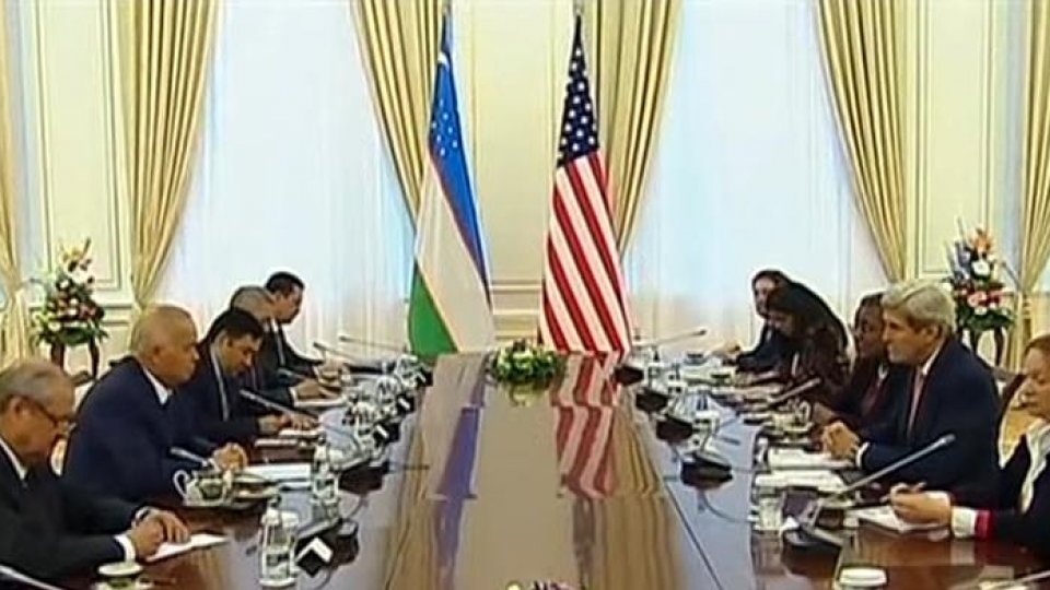 John Kerry se află într-un turneu în Asia Centrală