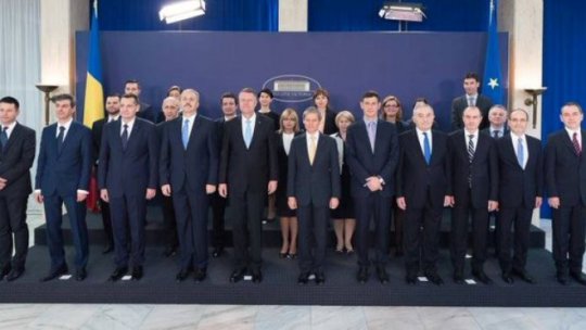 Cum explică premierul poza de grup a guvernului, cu doamnele în spate