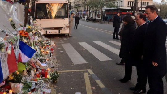 Atentate în Paris: Hollande și Cameron, moment de reculegere la Bataclan