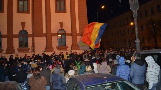 Braşovenii au ieşit în stradă la o manifestaţie anticorupţie