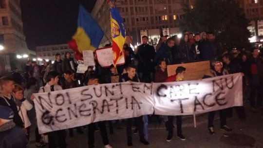 Aproximativ 200 de ploieșteni au protestestat şi astăzi