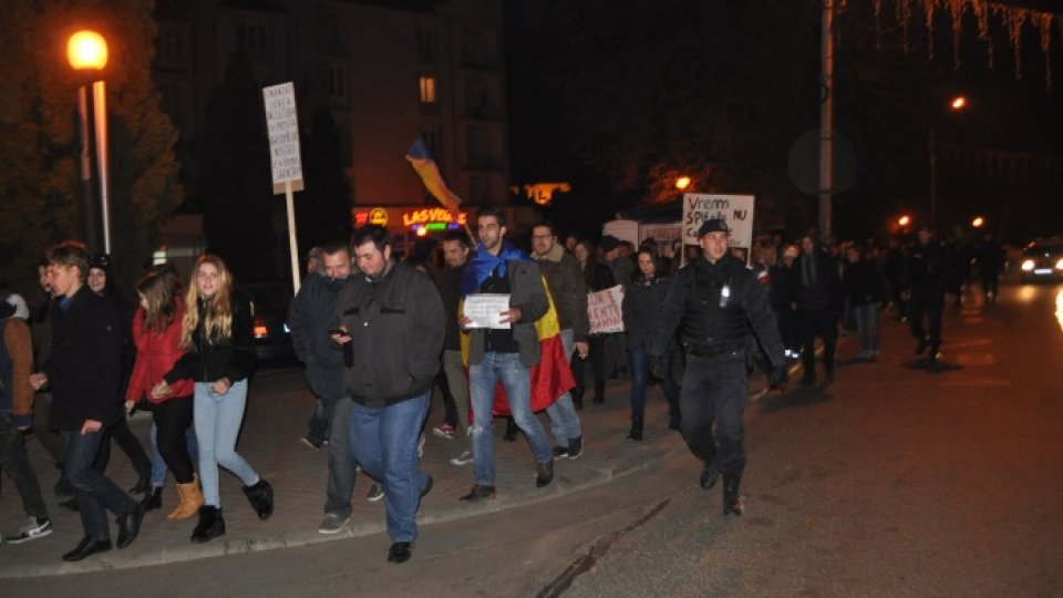 Peste 300 de tineri au protestat joi seara la Bistriţa