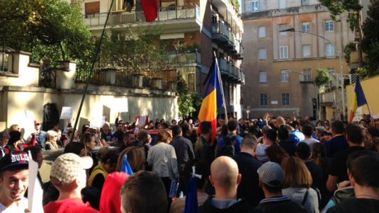 Proteste la Ambasada României din Roma