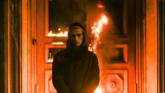 VIDEO: Un activist rus a dat foc la poarta serviciilor de securitate FSB