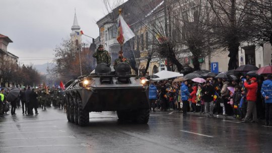 Bistrițenii au înfruntat ploaia ca să poată asista la parada militară