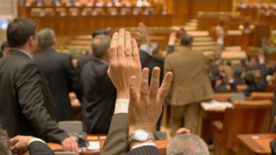 Parlamentarii şi-au votat pensii speciale