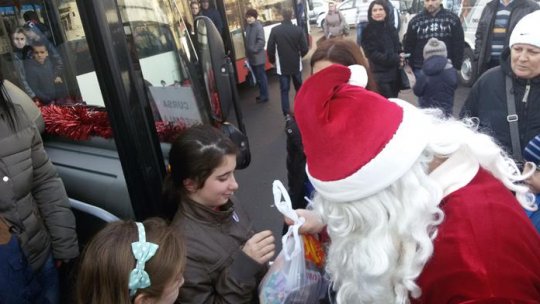 Circa 400 de copii au luat cu asalt Autobuzul lui Moş Crăciun la Galați