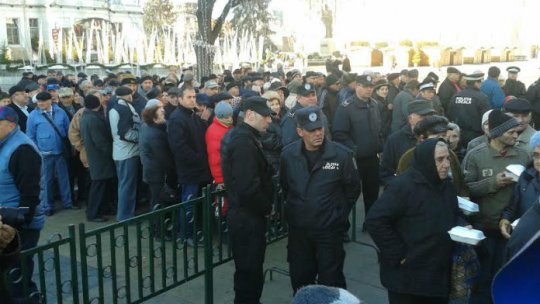 Sarmale și țuică fiartă gratis pentru piteșteni