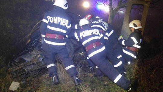Trei persoane rănite grav după ce autoturismul a căzut în gol