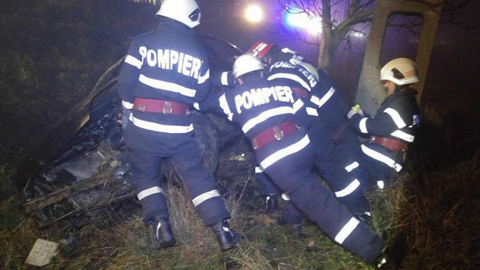 Trei persoane rănite grav după ce autoturismul a căzut în gol