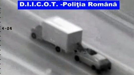 Zece persoane acuzate de furturi de autovehicule şi tâlhărie, reţinute