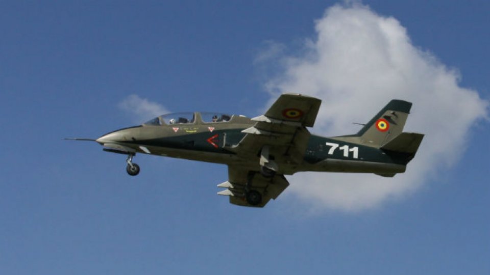 Zbor de recepţie pentru două avioane militare IAR 99