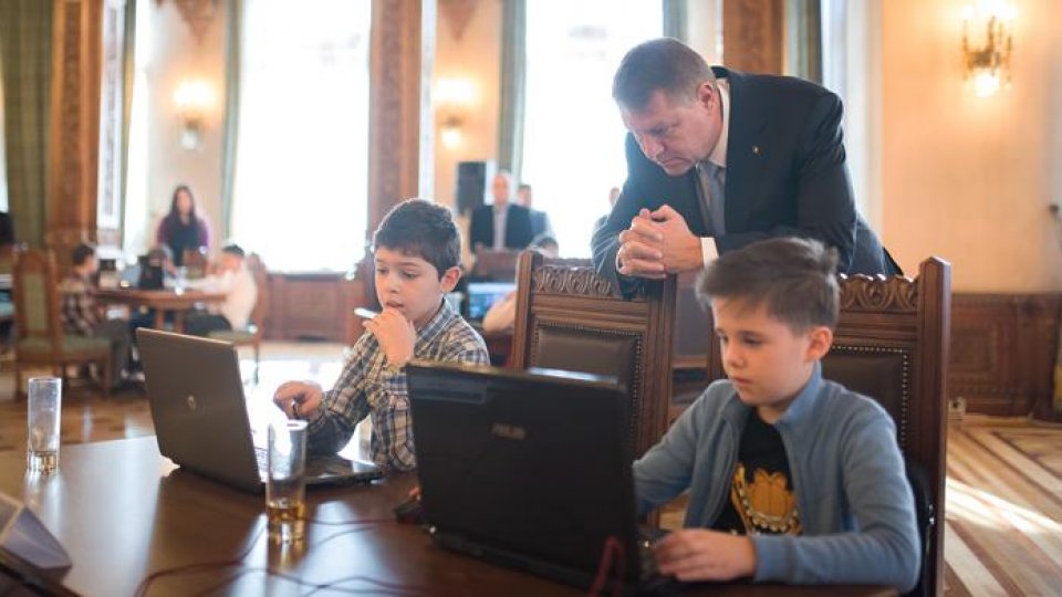 Klaus Iohannis a făcut programare alături de copii la Palatul Cotroceni