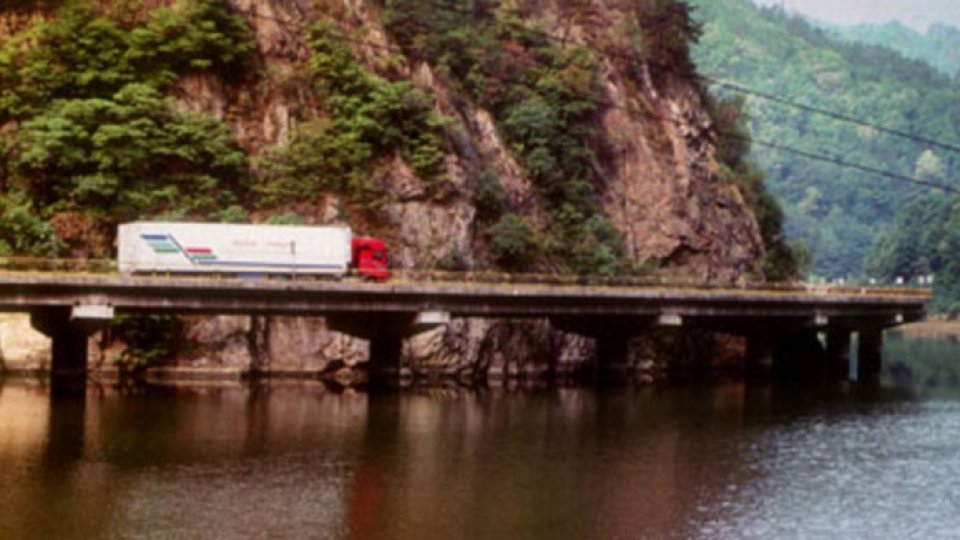 Circulația rutieră este întreruptă pe Valea Oltului