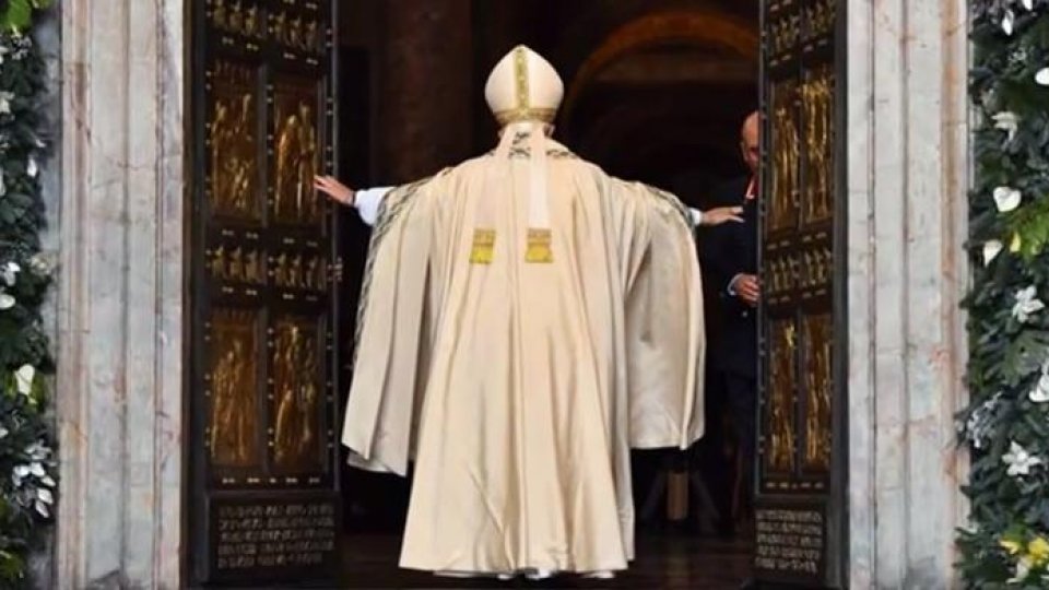 Papa Francisc a deschis poarta bisericii Sfântul Petru de la Vatican