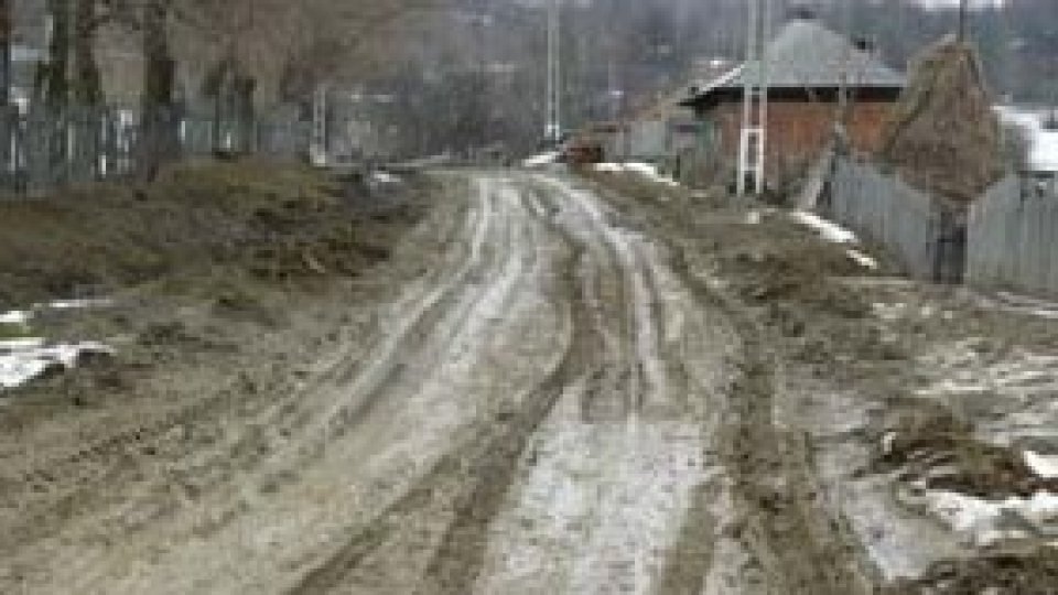 Zeci de kilometri de drumuri naționale încă neasfaltate