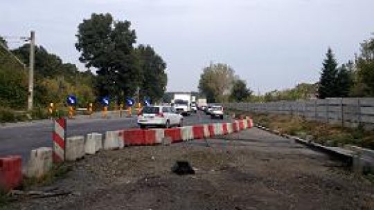 Separatoare de sens pe DN1, cu bani din donații