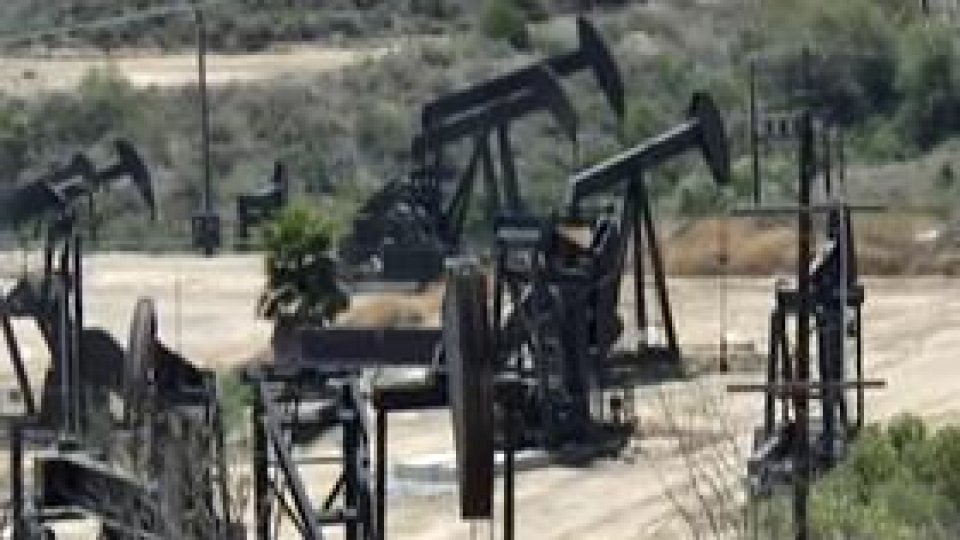 Preţul barilului de petrol în 2015, "aproximativ 55 de dolari"