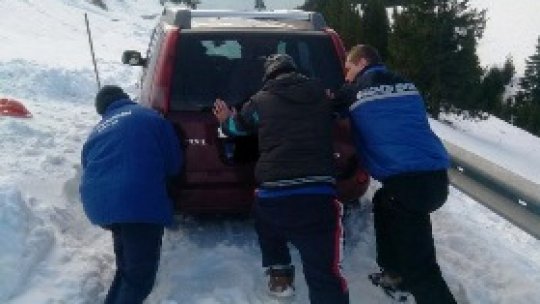 "Capcană de zăpadă" pentru mașini între Târgoviște și Sinaia