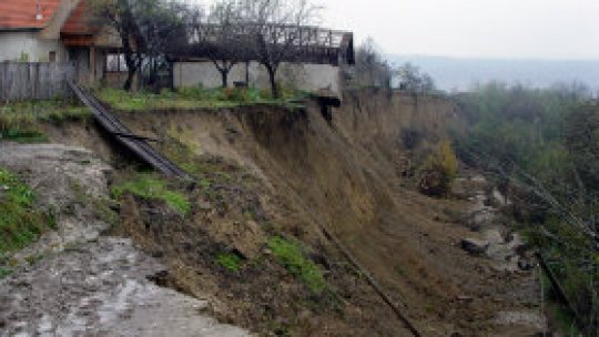 Alunecări de teren în mai multe zone din Mehedinți