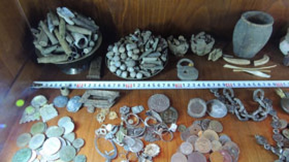 Peste 1200 de obiecte arheologice, deţinute ilegal