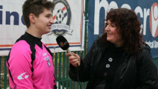 Sabina Radu demonstrează că și fetele pot juca fotbal
