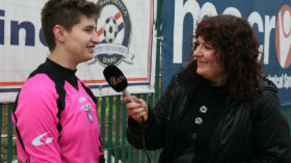 Sabina Radu demonstrează că și fetele pot juca fotbal