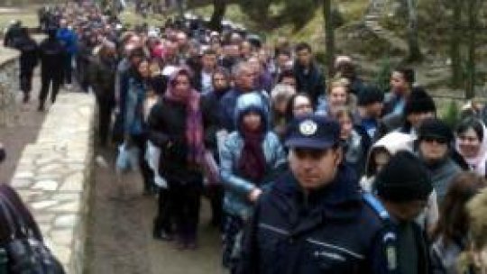 Mii de pelerini prezenți la slujba religioasă de la Mănăstirea Prislop