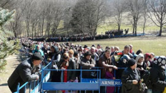 Peste 35 de mii de pelerini la mormântul părintelui Arsenie Boca