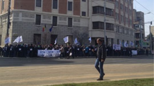 Sindicaliști din RATB protestează la sediul regiei