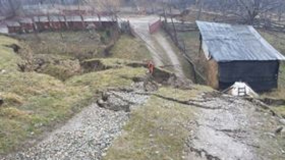 Alunecările de teren din judeţul Gorj "s-au reactivat"