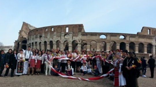 Româncele din Roma cu mărțișoare în piept la Coloseum