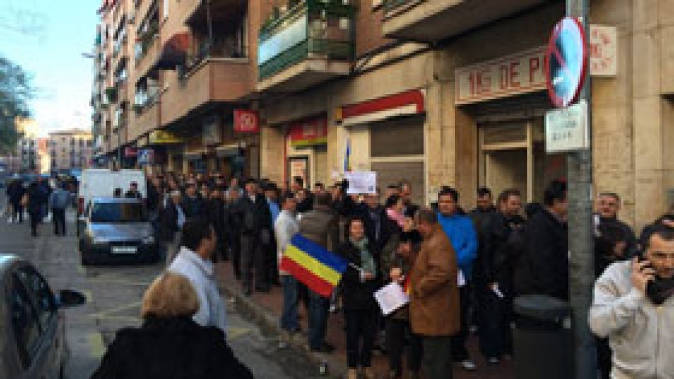 Românii din Spania, "constrânşi să renunţe la cetăţenia română"