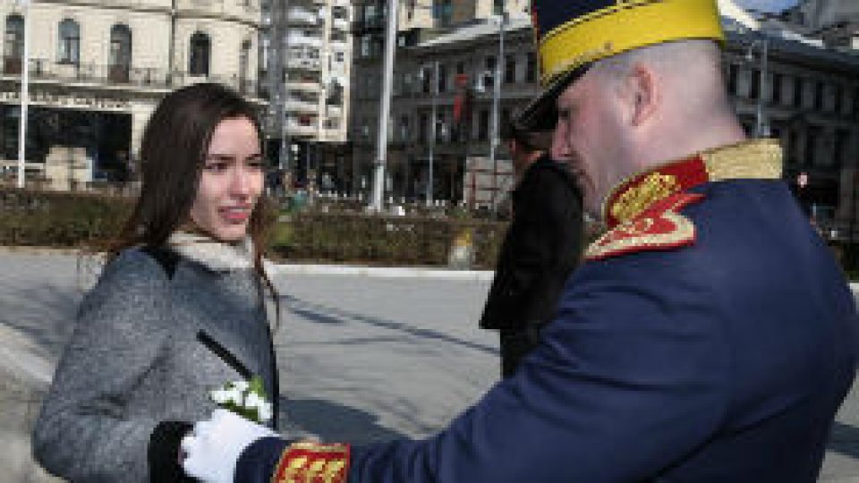 Militari în uniforme de gală au oferit flori de Ziua Femeii