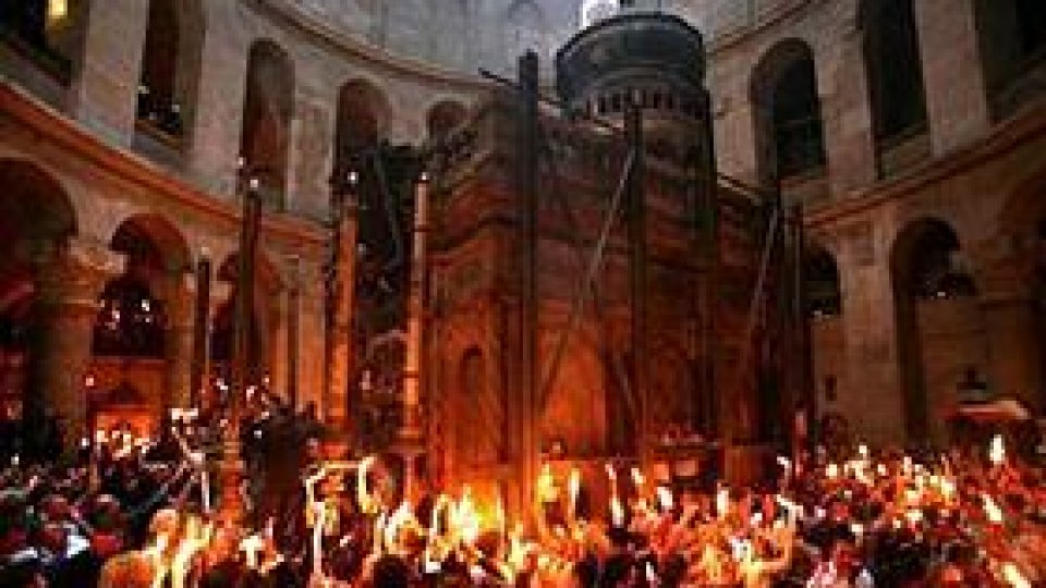 Minunea coborârii Sfintei Lumini pe Mormântul Domnului din Iersalim