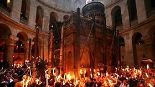 La Ierusalim, creştini din lumea întreagă au primit Lumina Sfântă