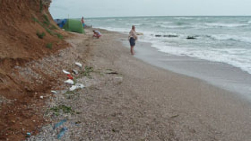 Covoare de gunoaie la malul mării după sărbătorile de Paşte