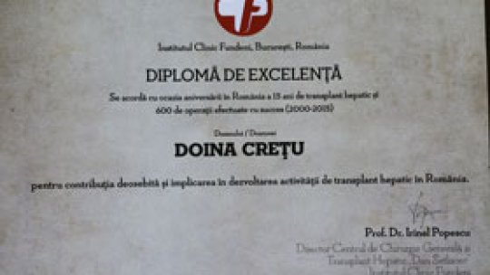 Ziarista RRA, Doina Creţu, premiată de prof.dr. Irinel Popescu