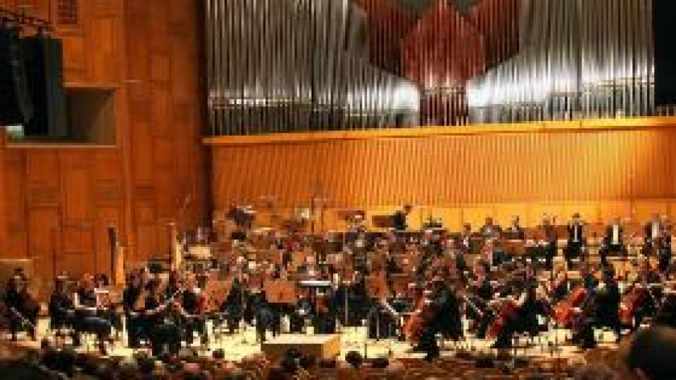 Bogdan Zvorişteanu cântă pe vioara Gagliano la Sala Radio