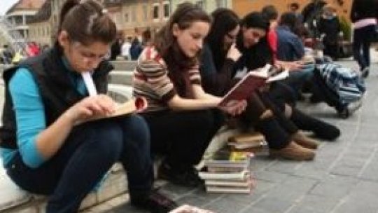 Tinerii "au uitat de cărţi şi de citit"